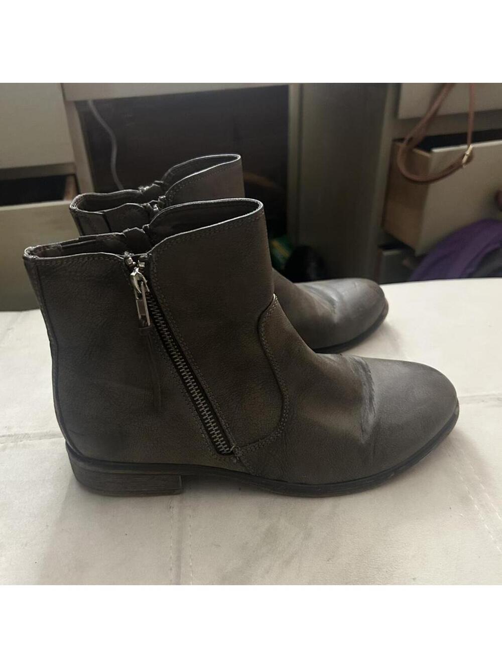 Brown leather ankle boots with zipper closure, size US 8